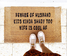 Load image into Gallery viewer, Kokosmatte &quot;Beware of Husband, Kids kinda shady too&quot; lustige Fußmatte, funny floor mat
